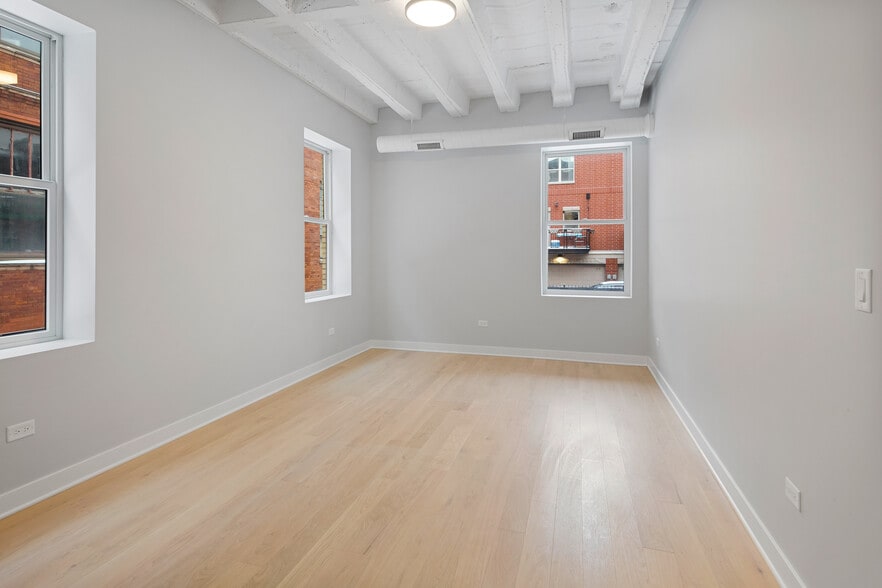 Building Photo - 4637 N Ashland Ave