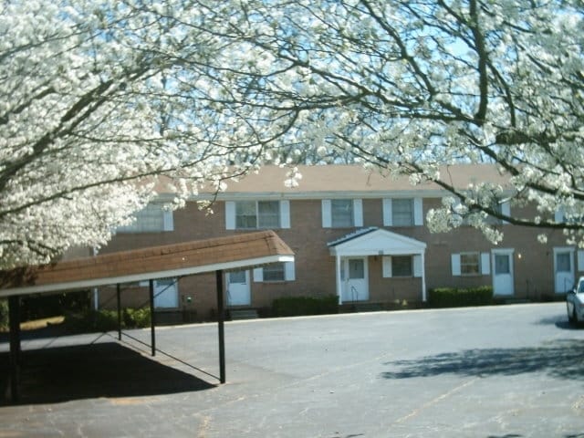 Primary Photo - Lee Street Apartments