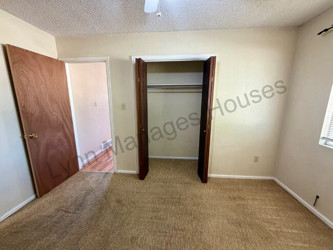 Building Photo - One Bedroom - Awesome Location!