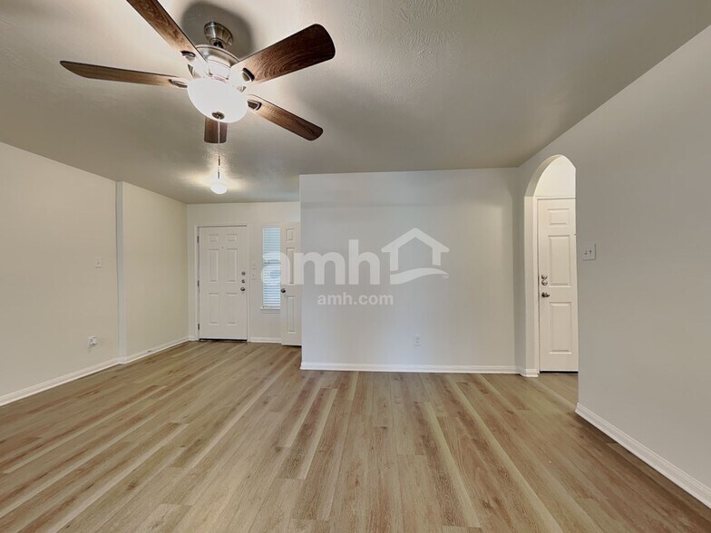 Building Photo - 910 Redcrest Springs Ct