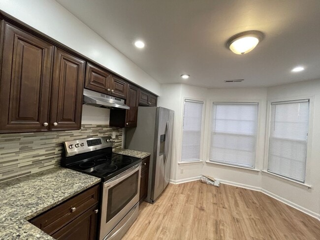 Building Photo - 3 bedroom townhome! Fenced backyard.