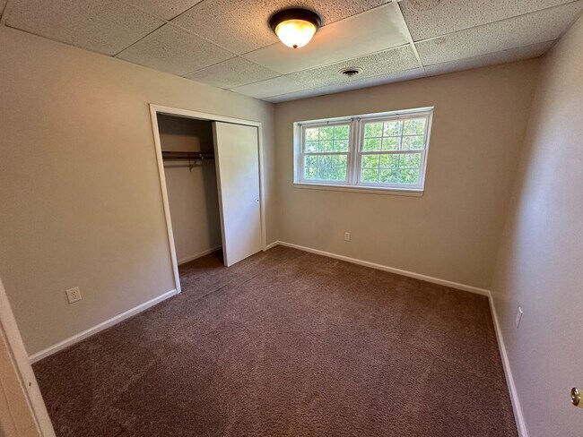 Building Photo - Beautiful and spacious 2 bed, 1 bath apart...