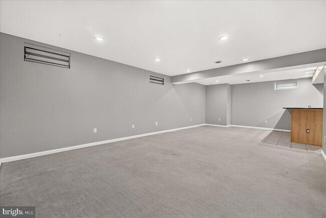 Building Photo - 6455 Saddlebrook Ln