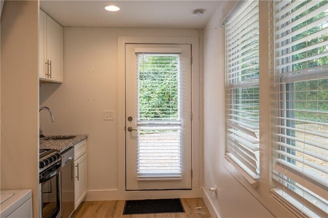 Building Photo - 1170 Greenwich St SW