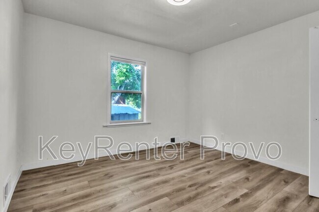 Building Photo - 362 800 E