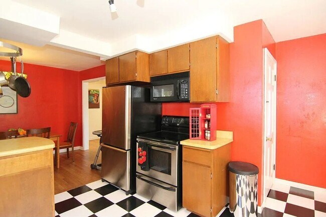 Building Photo - Now Leasing! Charming Home in One of Madis...