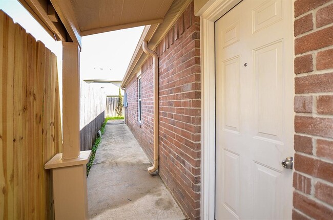 Building Photo - 18818 Driftwood Springs Dr