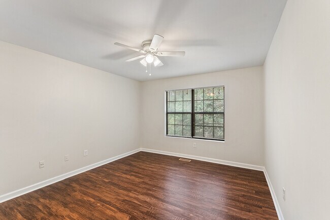 Building Photo - Spacious 3BR/2Bth Prime Smyrna Location on...