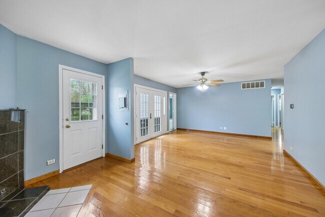 Building Photo - 670 Lakeview Ln