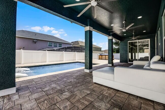 Building Photo - Fully Remodeled 5/4 Art Deco-Inspired Home...