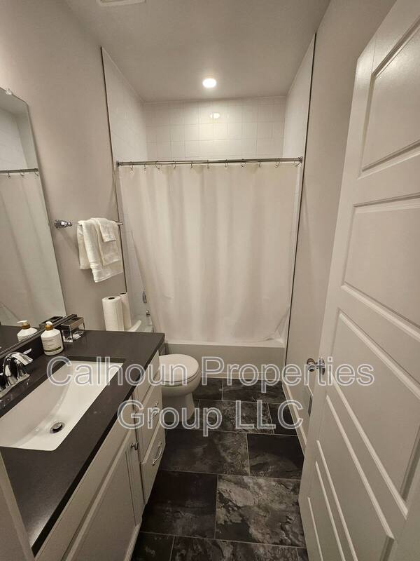 Building Photo - 605 Glenn Lk Dr