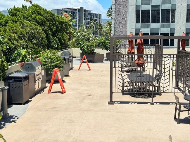Building Photo - 2 bed, 2 bath, 1 parking condo in the hear...