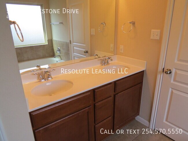 Building Photo - 5623 Blackstone Dr