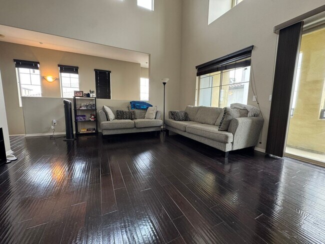 Building Photo - Spacious 2-Bedroom, 2-Bath Modern Home Loc...