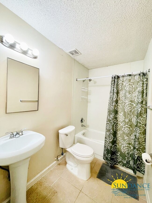 Building Photo - Beautiful 2 Bedroom Home in Fort Walton Beach!