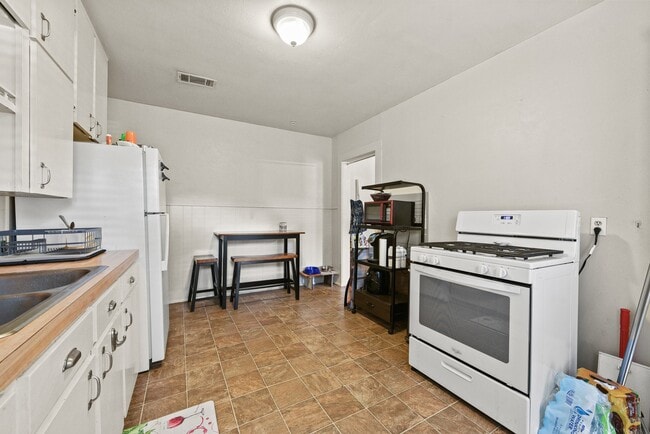 Building Photo - 154 Willow St