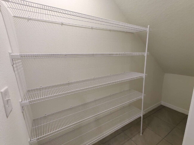 Building Photo - 423 Whispering Oaks Ct