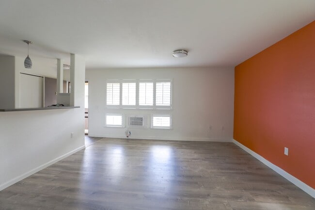 Building Photo - Rarely Available !  Beautiful 3-Bedroom Corner Unit – Pet Friendly & Spacious!