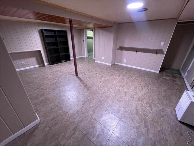 Building Photo - 412 Lyndale Dr