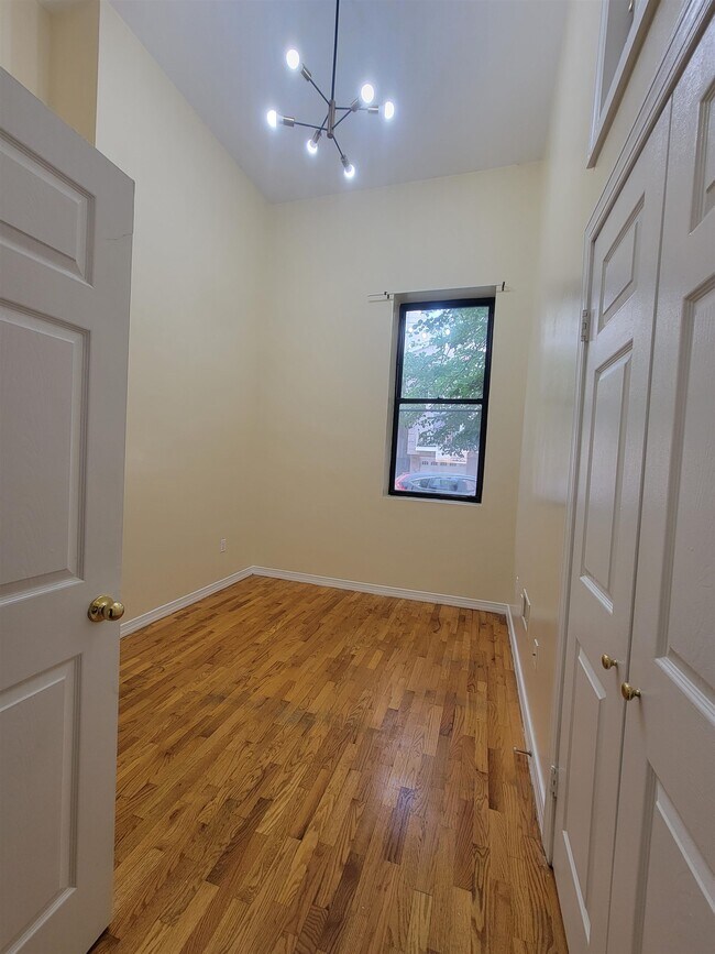 Building Photo - 409 53rd St