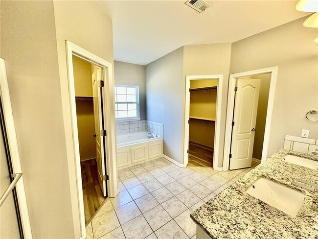 Building Photo - 3908 SW Hawthorne St