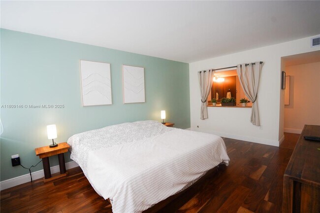 Building Photo - 18031 Biscayne Blvd