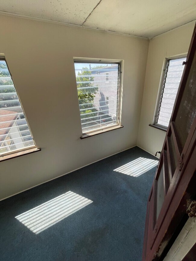 Building Photo - Large Brick 7 bedroom home. email Amber@os...