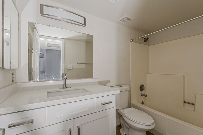 Building Photo - Fully Remodeled! 2 bed 2 bath Town-home in Central Phoenix!! Gated Community with Pool!