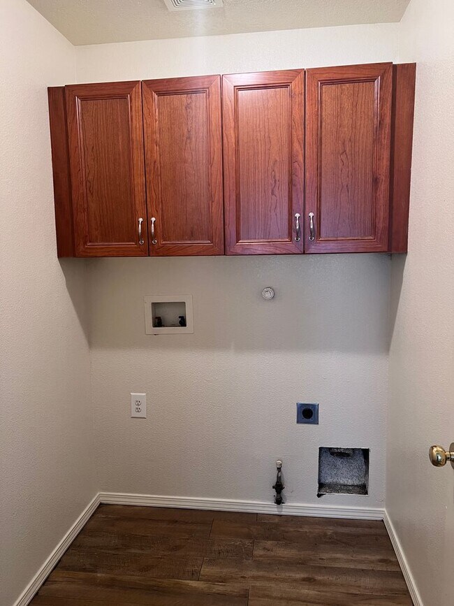 Building Photo - Nice 3 Br, 2 Ba, 2 CG, near Alameda and Louisiana