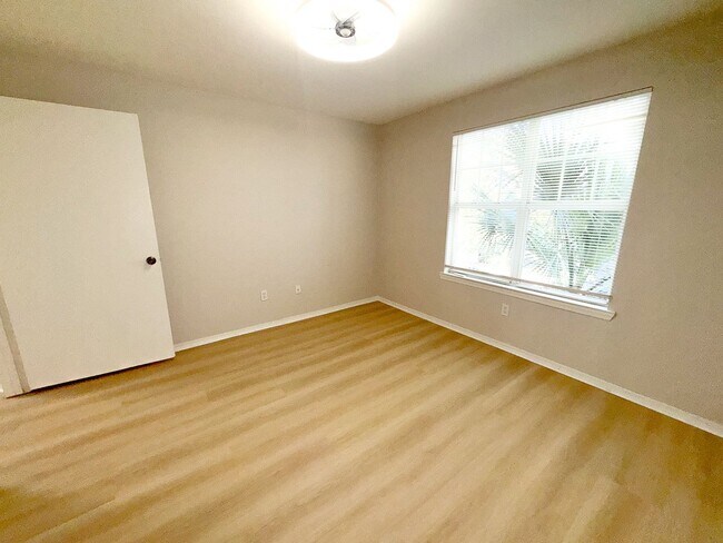Building Photo - NEW-Remodeled bathroom & kitchen! NEW VINYL PLANK flooring & fresh paint! 2 bedroom 1 bath condo ...