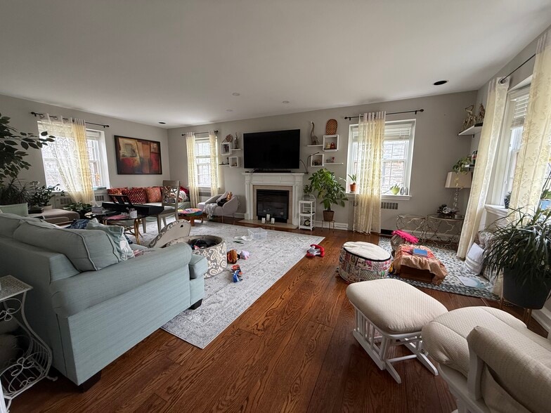 Living Area - 1358 Indian Creek Dr