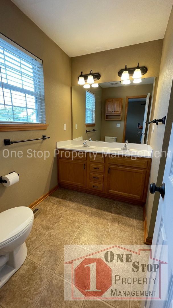 Building Photo - Gorgeous 3 bedroom / 2.5 bathroom in Grain...