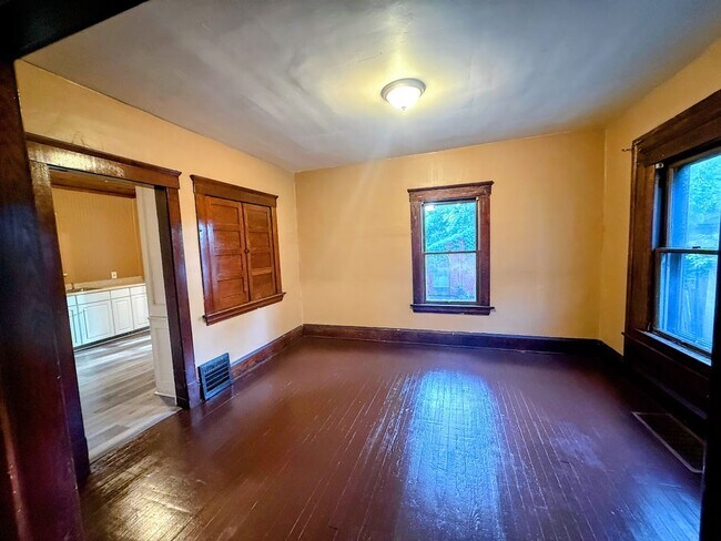 Building Photo - Three bedroom one bathroom home for rent