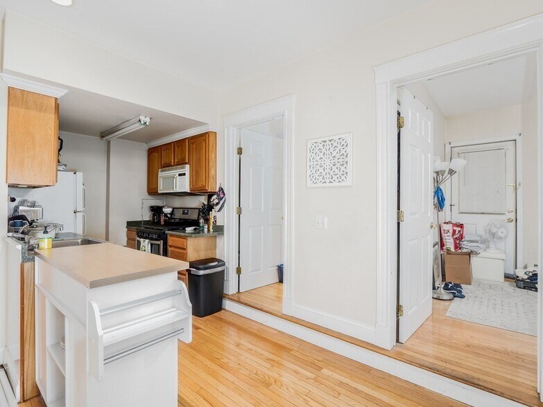 Building Photo - 546 E 8th St