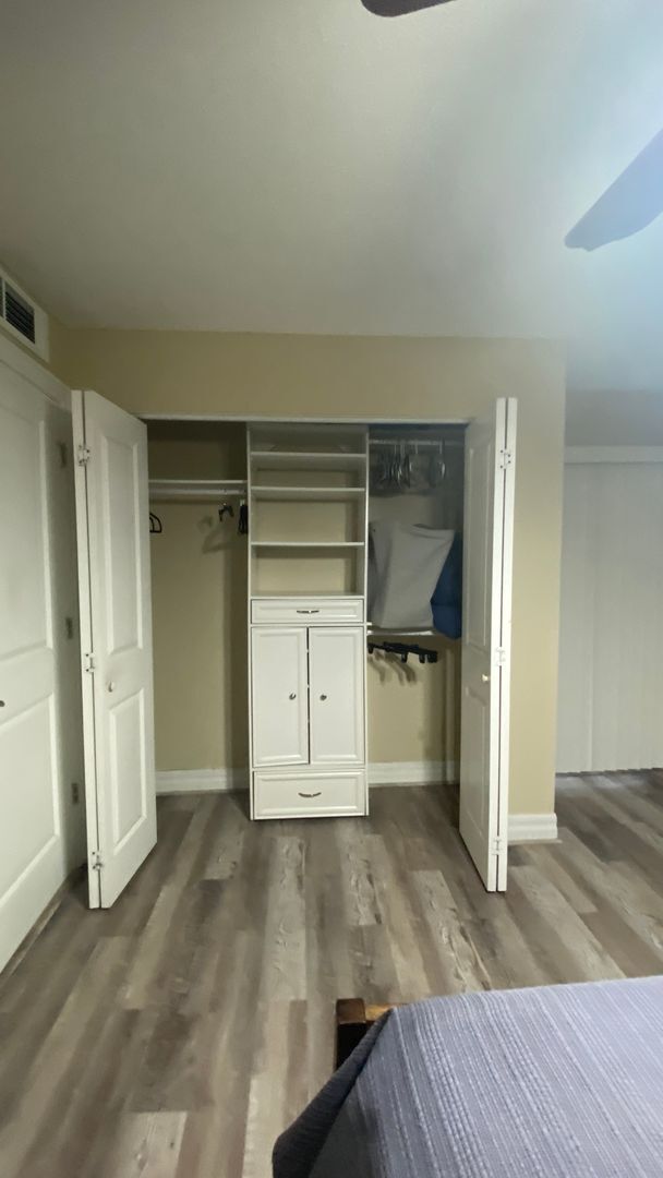 Building Photo - Charming 2/2 Seasonal Rental in Sarasota – Minutes from the Beach! Private Courtyard Included!!