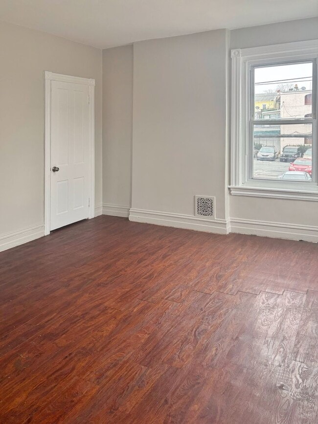 Building Photo - Spacious 5-Bed, 1-Bath, 1,890 sqt