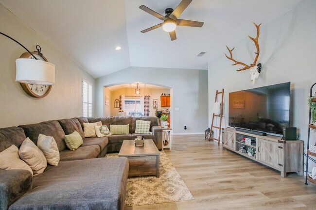 Building Photo - Well Maintained 4 Bedroom 2 Bath Home with...