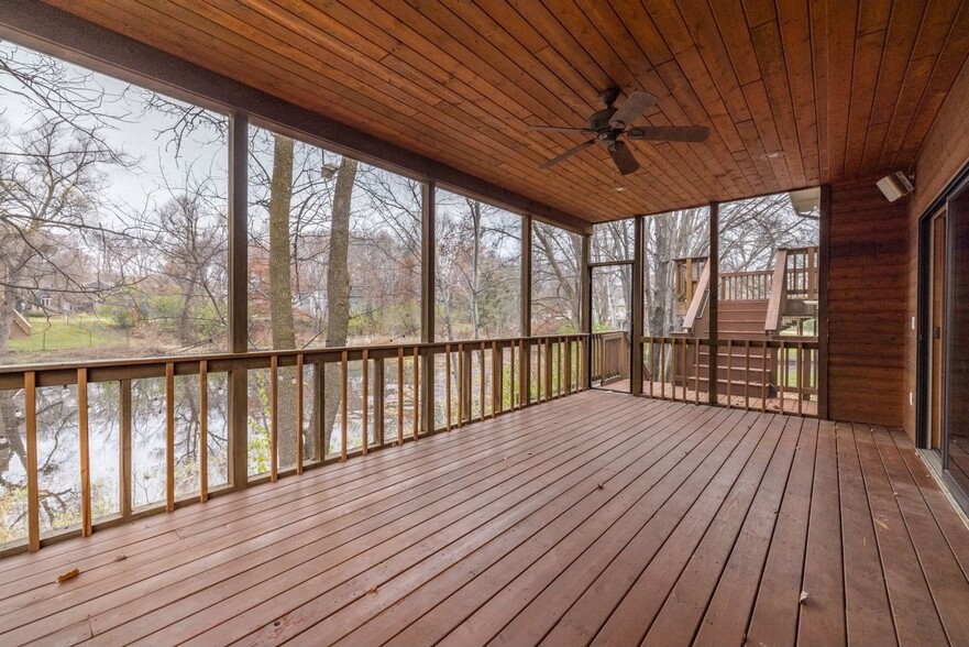 Building Photo - 7123 Yorktown Ln N