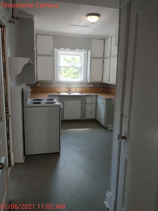 Building Photo - 2027-2028 9 bedroom / 4.5 baths  School Year Location PERFECT for students, in the heart of the UVA