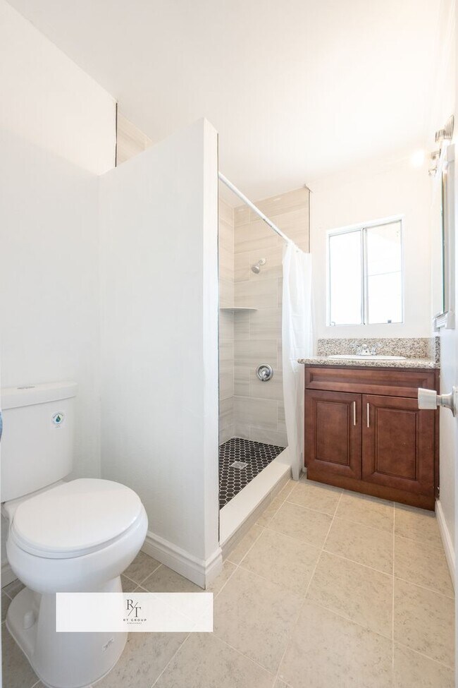 Building Photo - Prime Location Apartment with Remodeled Ki...