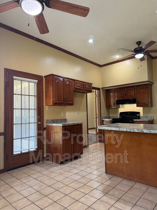 Building Photo - 6678 Spencer Forest Cove W