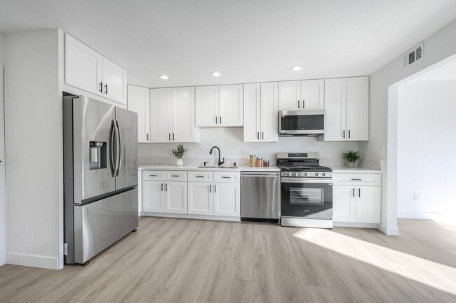 Building Photo - Beautifully remodeled single-story home in the heart of Solana Beach!