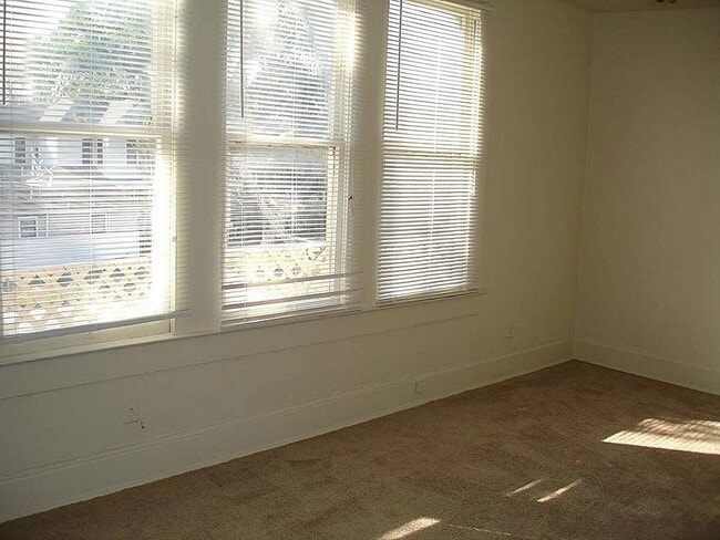 Building Photo - 315 W 21st St