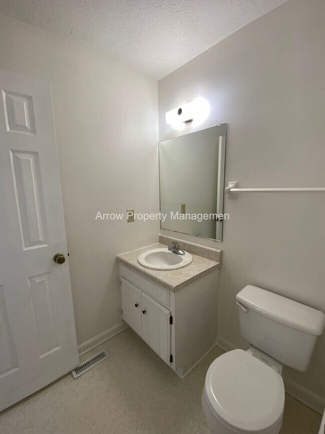 Building Photo - 2 Bedroom / 2.5 Bathroom / Amenities Include Pool & Tennis Courts / Assigned Parking / Minutes to...
