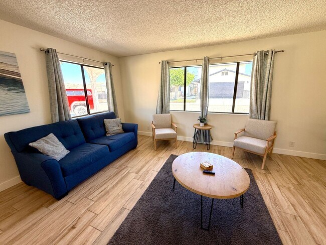 Building Photo - Charming 3BR Home w/ River Views, Open Floor Plan & Island Kitchen- Available Now!