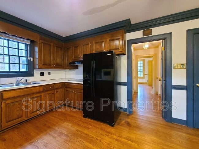 Building Photo - 2302 Mountainbrook Dr