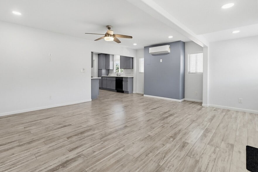 Living room - 9234 -9236 Winter Gardens Blvd