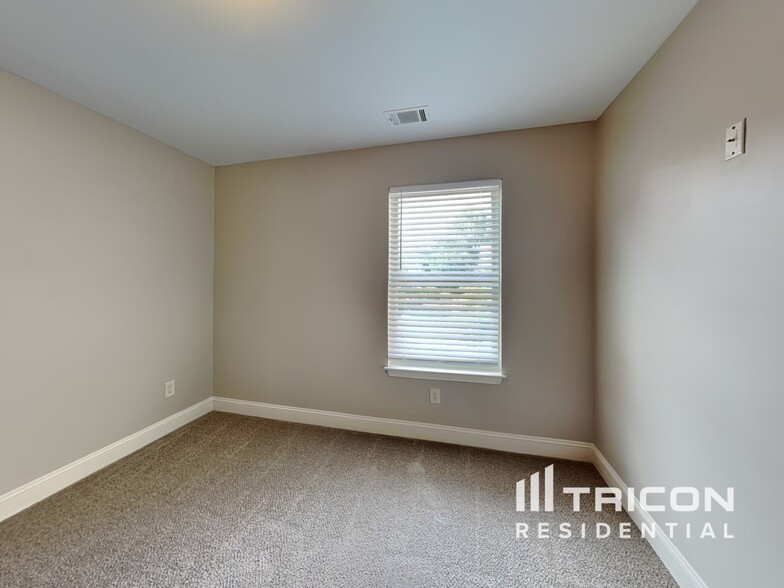 Building Photo - 413 Strawberry Walk