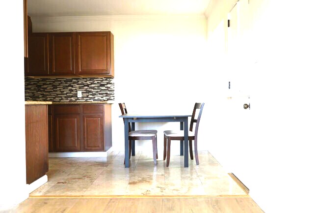 Building Photo - 1375 Keniston Ave