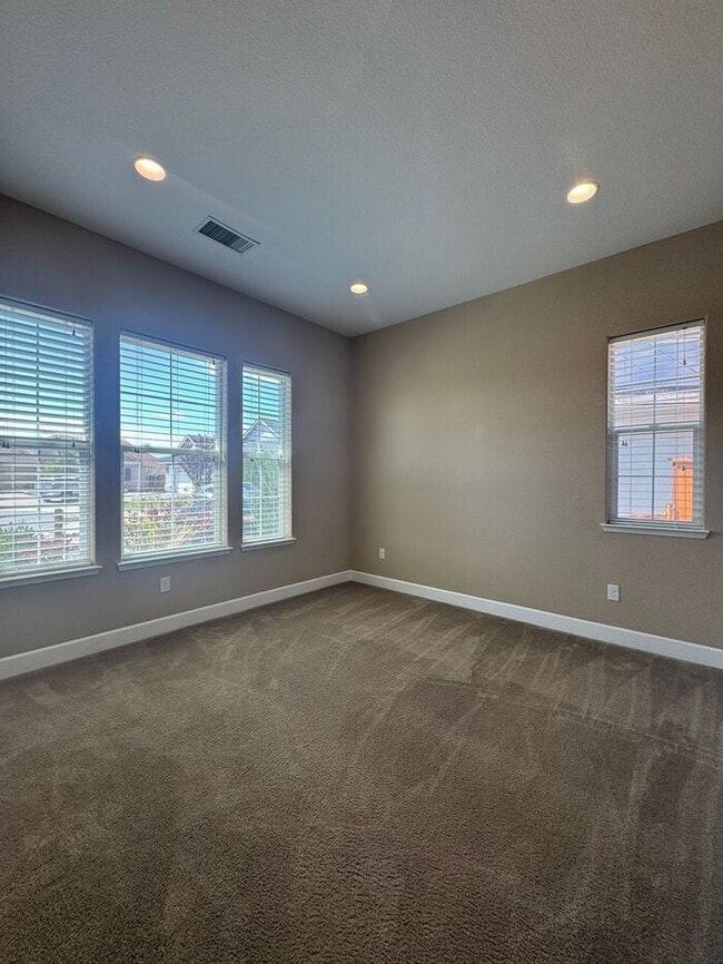 Building Photo - Beautiful Shadow Ridge Home in Spanish Spr...